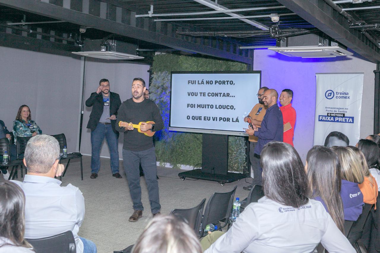 Alexandre Lemos apresentando o Método Faixa Preta® em evento