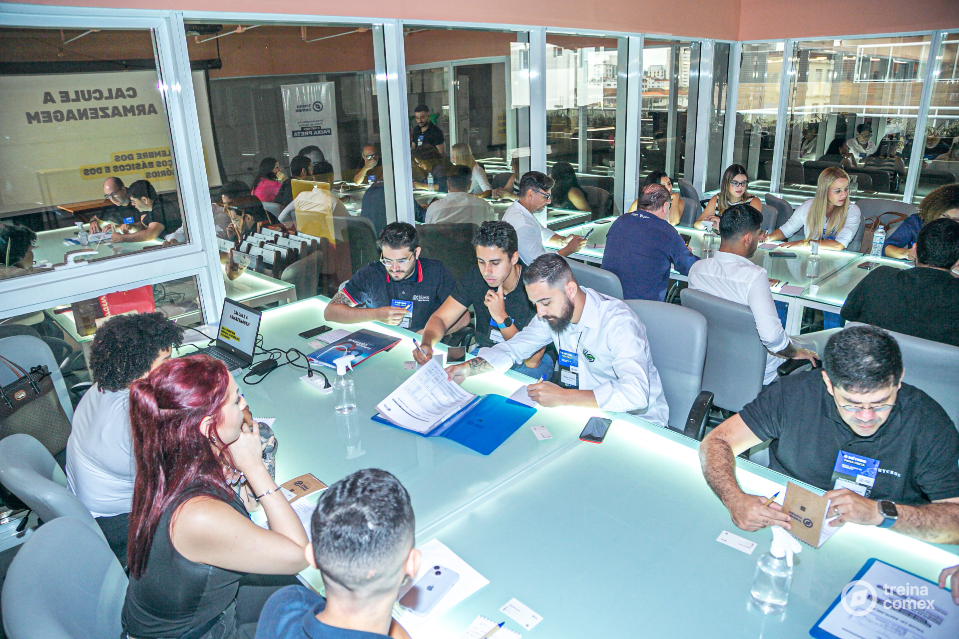 Alunos trabalhando em duplas durante treinamento da Treina Comex®