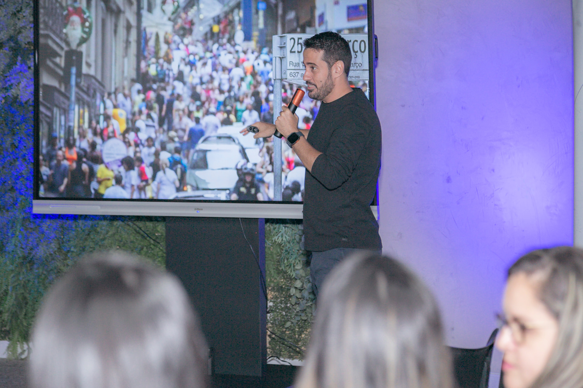 Alexandre Lemos apresentando no palco para plateia